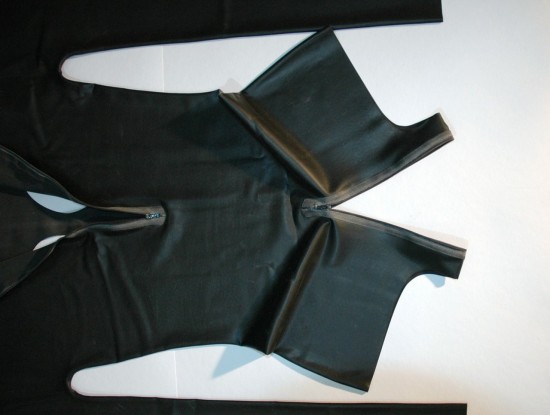 Latexové body s otvormi na prsia