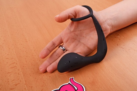 Análny kolík s erekčným krúžkom Ring & Plug, v ruke