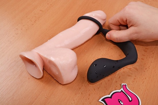 Análny kolík s erekčným krúžkom Ring & Plug, nasadzujeme na dildo