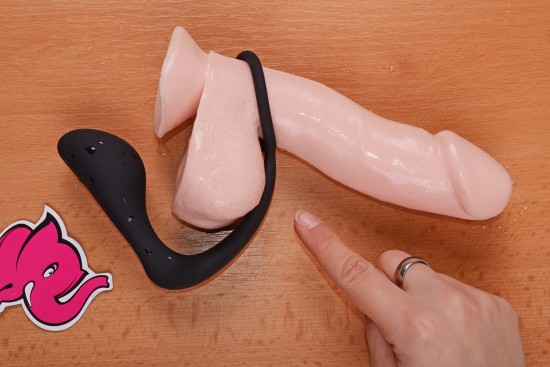 Análny kolík s erekčným krúžkom Ring & Plug, nasadzujeme na dildo