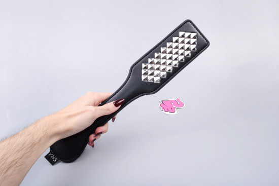 Plácačka s kovovými výstupkami Agony