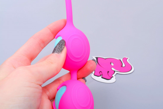 Venušine guličky Feel Silicone II, v ruke
