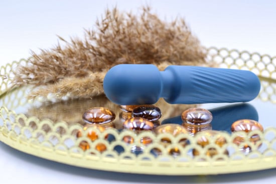 Mini masážny vibrátor zo silikónu Tiny Wand III (12 cm)