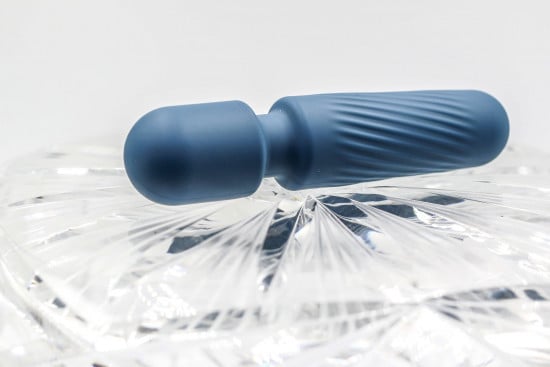 Mini masážny vibrátor zo silikónu Tiny Wand III (12 cm)