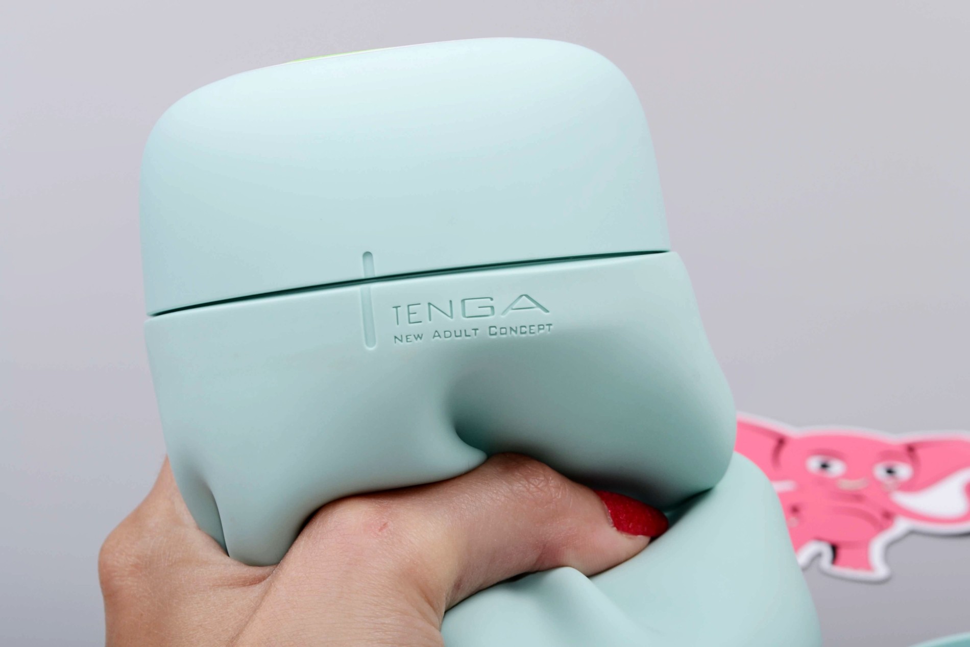 Tenga Puffy Green masturbátor (16,5 cm), v ruke