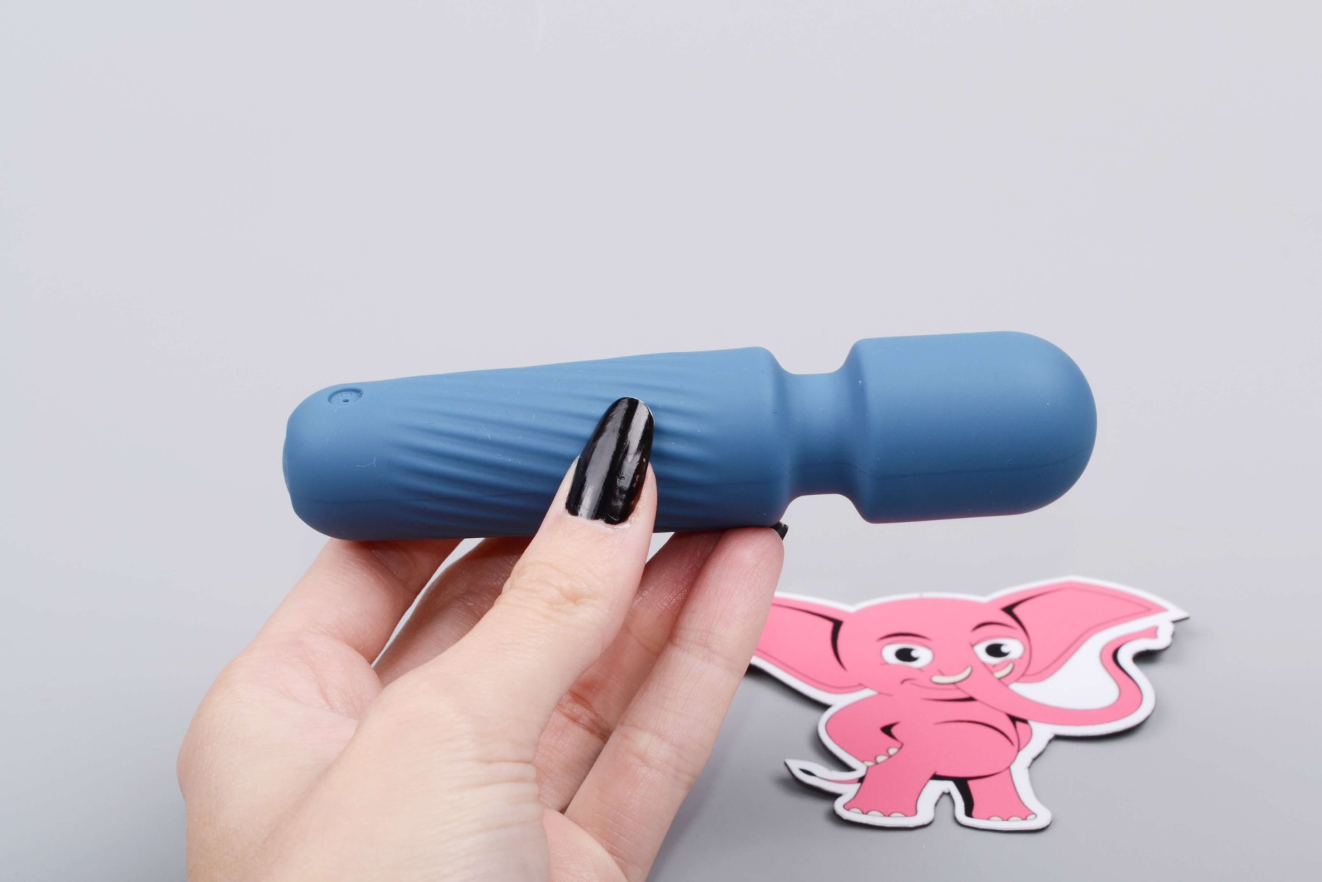 Mini masážny vibrátor zo silikónu Tiny Wand III (12 cm), v ruke