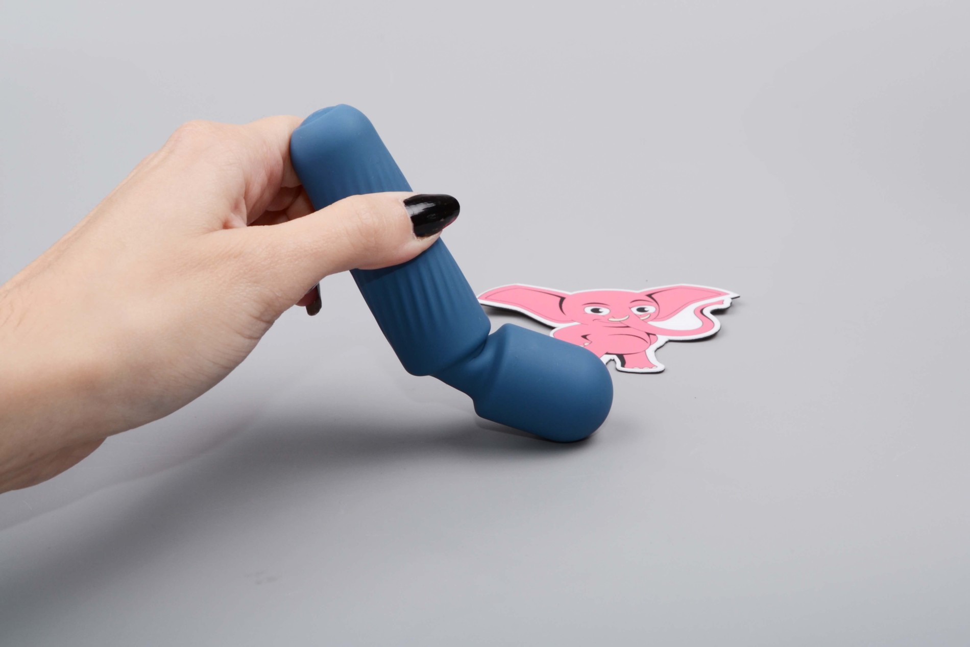 Mini masážny vibrátor zo silikónu Tiny Wand III (12 cm), v ruke