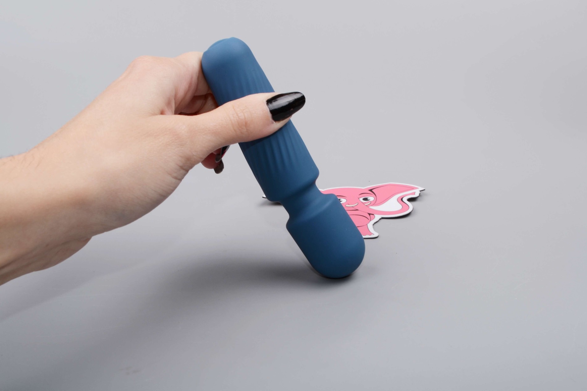 Mini masážny vibrátor zo silikónu Tiny Wand III (12 cm), v ruke