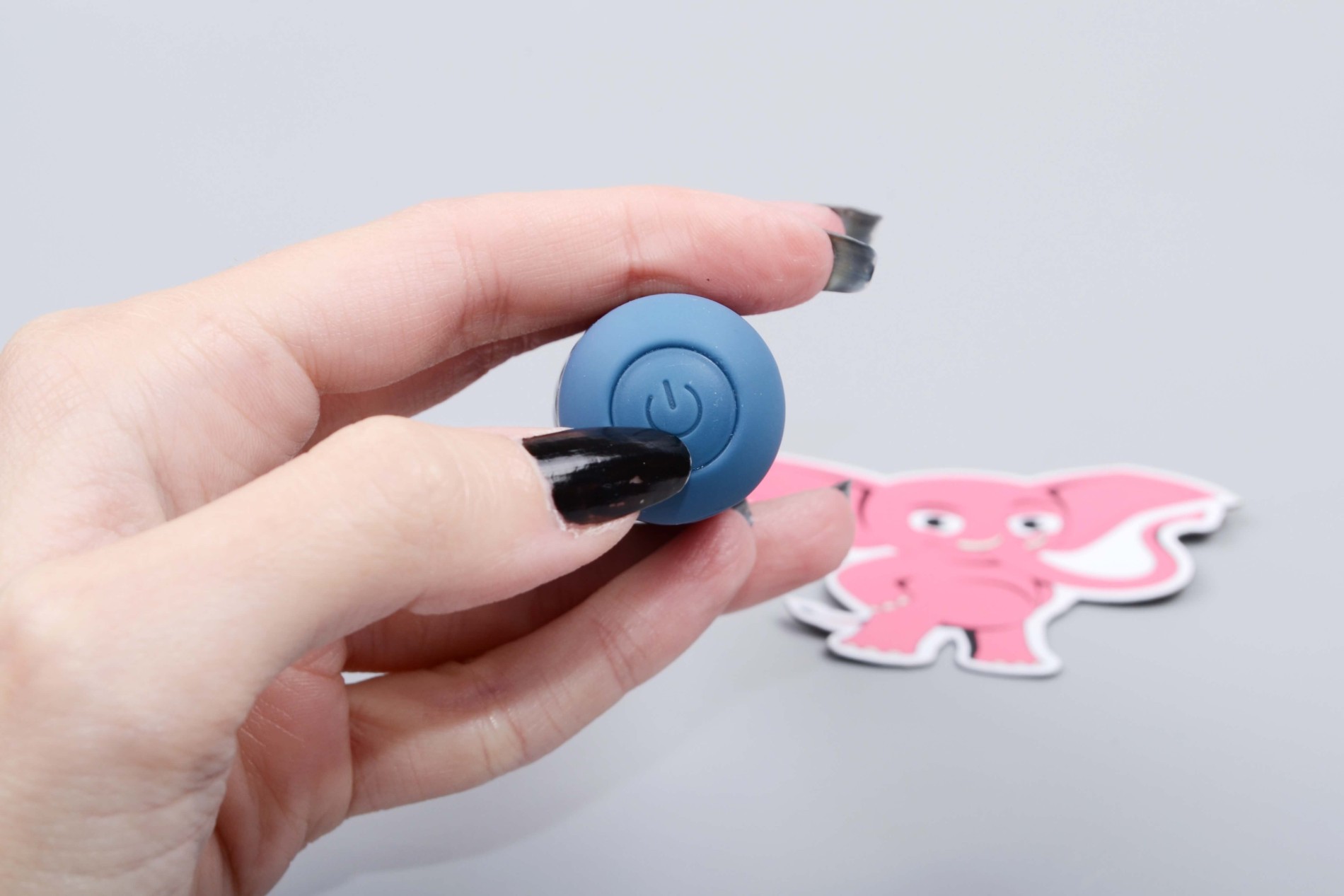 Mini masážny vibrátor zo silikónu Tiny Wand III (12 cm), zapínanie