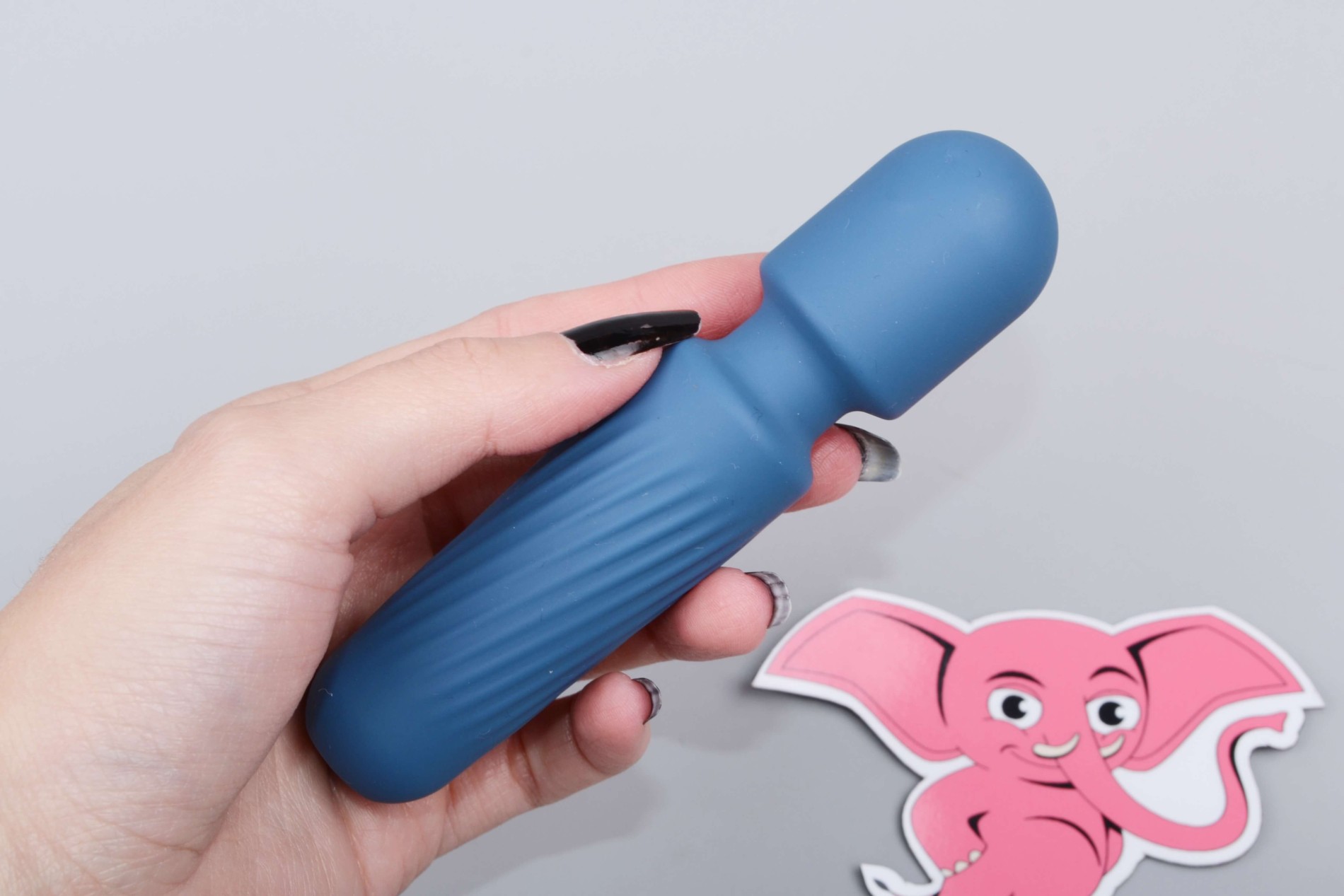 Mini masážny vibrátor zo silikónu Tiny Wand III (12 cm), v ruke