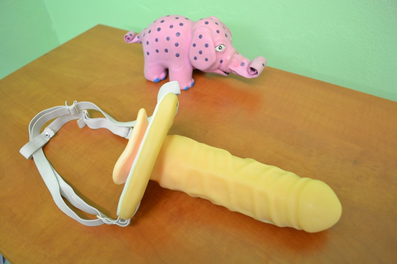 Pripínací penis pre mužov dutý