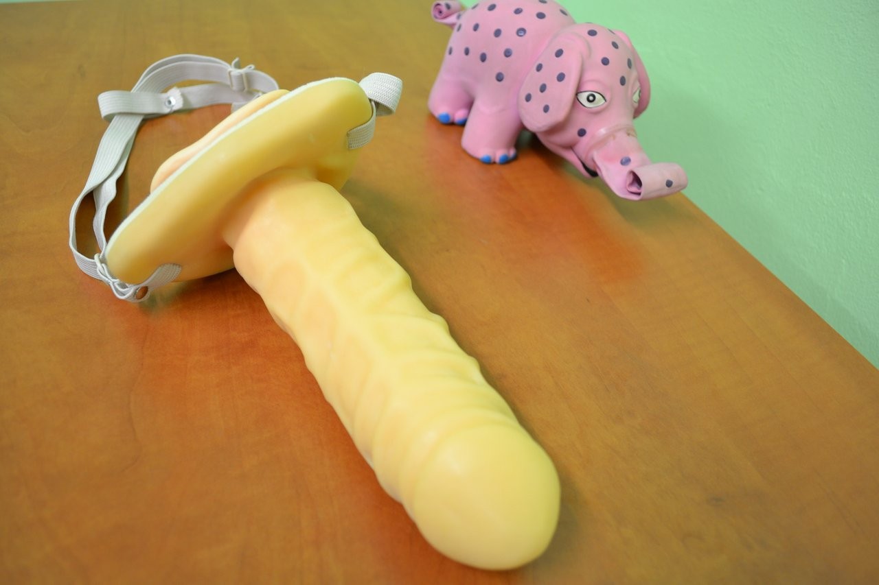 Pripínací penis pre mužov dutý