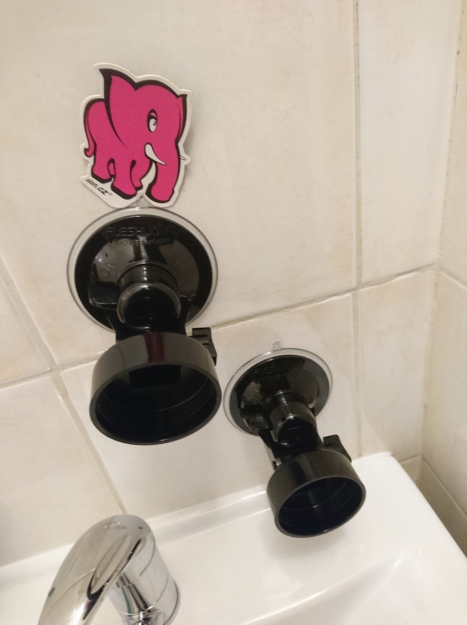 Držiak Fleshlight Shower Mount v kúpeľni
