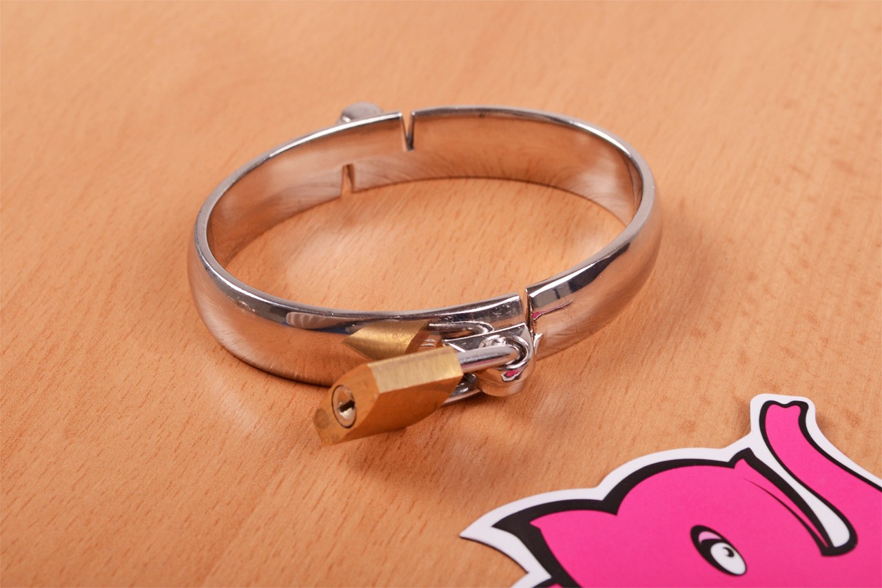 Kovové putá Chained Love, sa zámky a retiazkou.