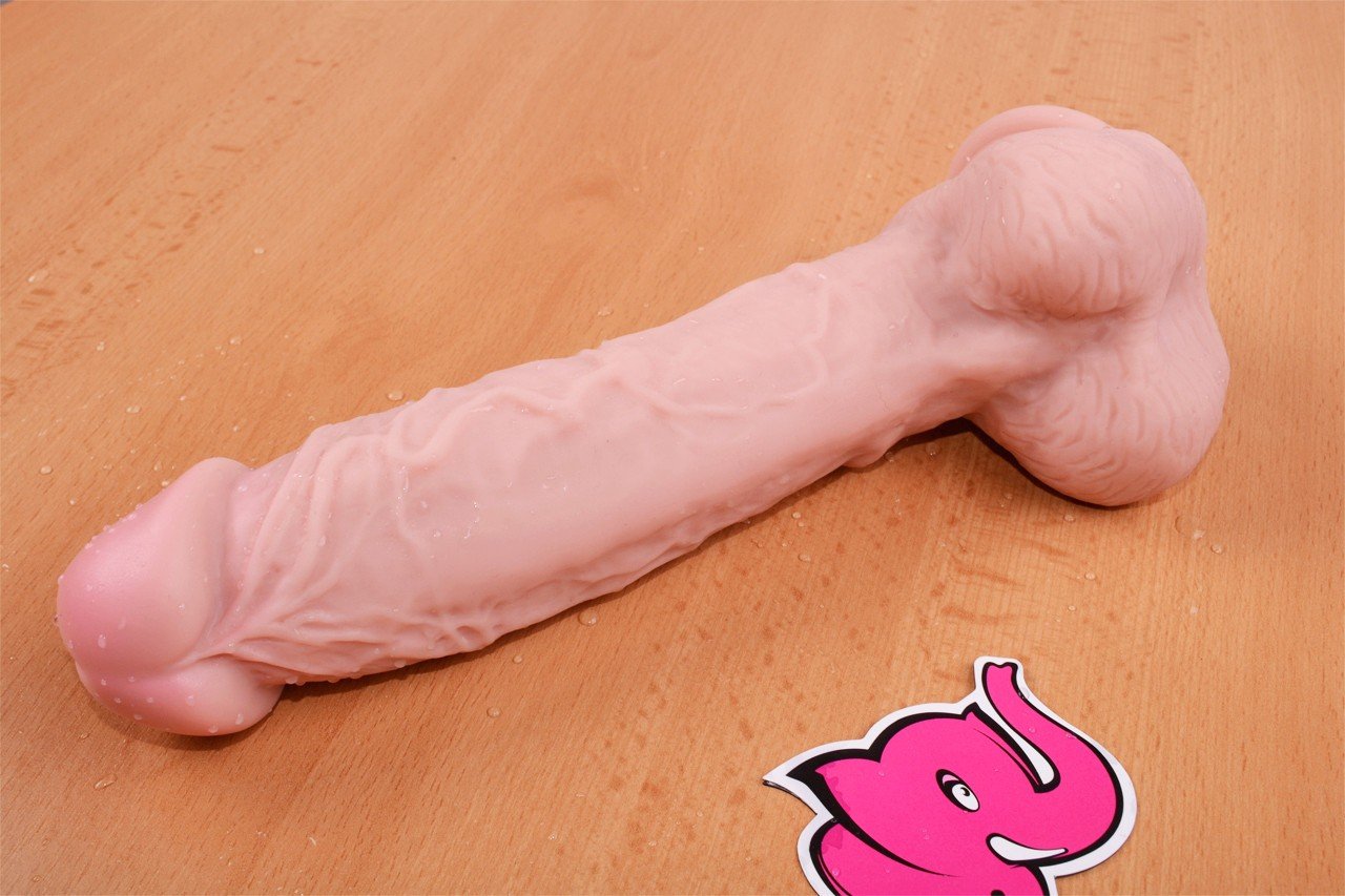 Dildo s prísavkou a semenníkmi Maxim (24 cm) – na stole