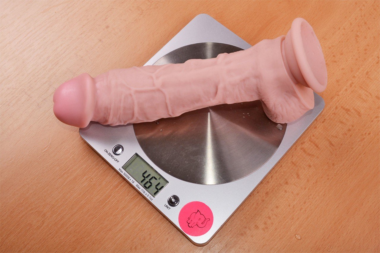 Dildo s prísavkou a semenníkmi Maxim (24 cm) – na váhe
