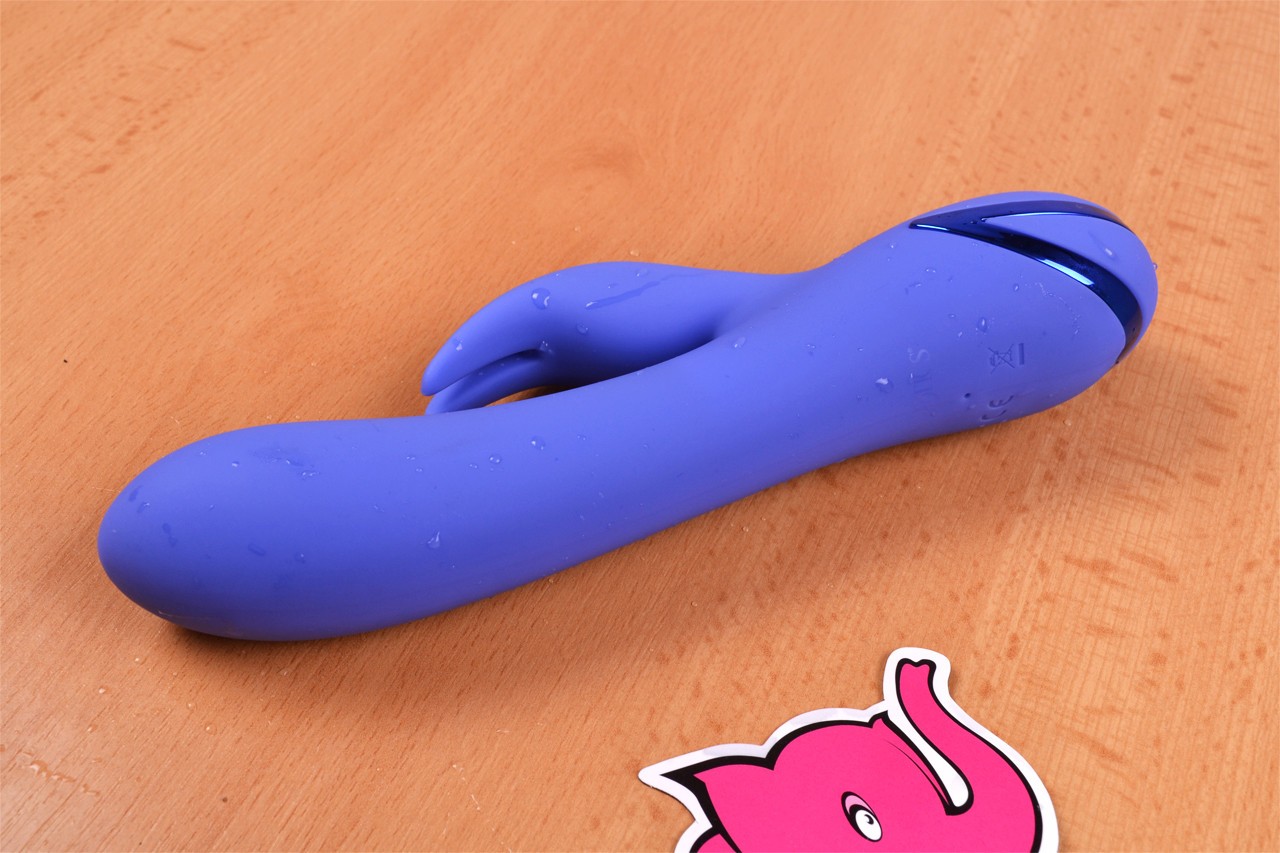 Rotačný vibrátor Dream Bunny, na stole