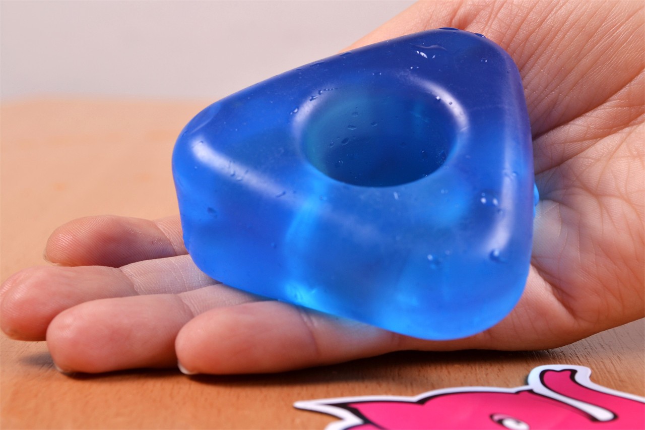 Erekčný krúžok Triangle Ring, v ruke erekčný krúžok Triangle Ring, rozmery - tmavo modrá