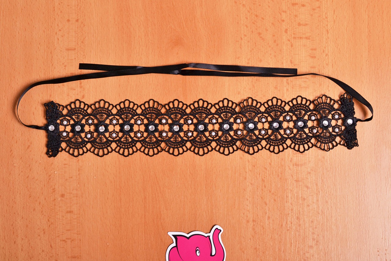 Choker s kamienkami Succubus - fotenie v predajni Ružový Slon Havířov