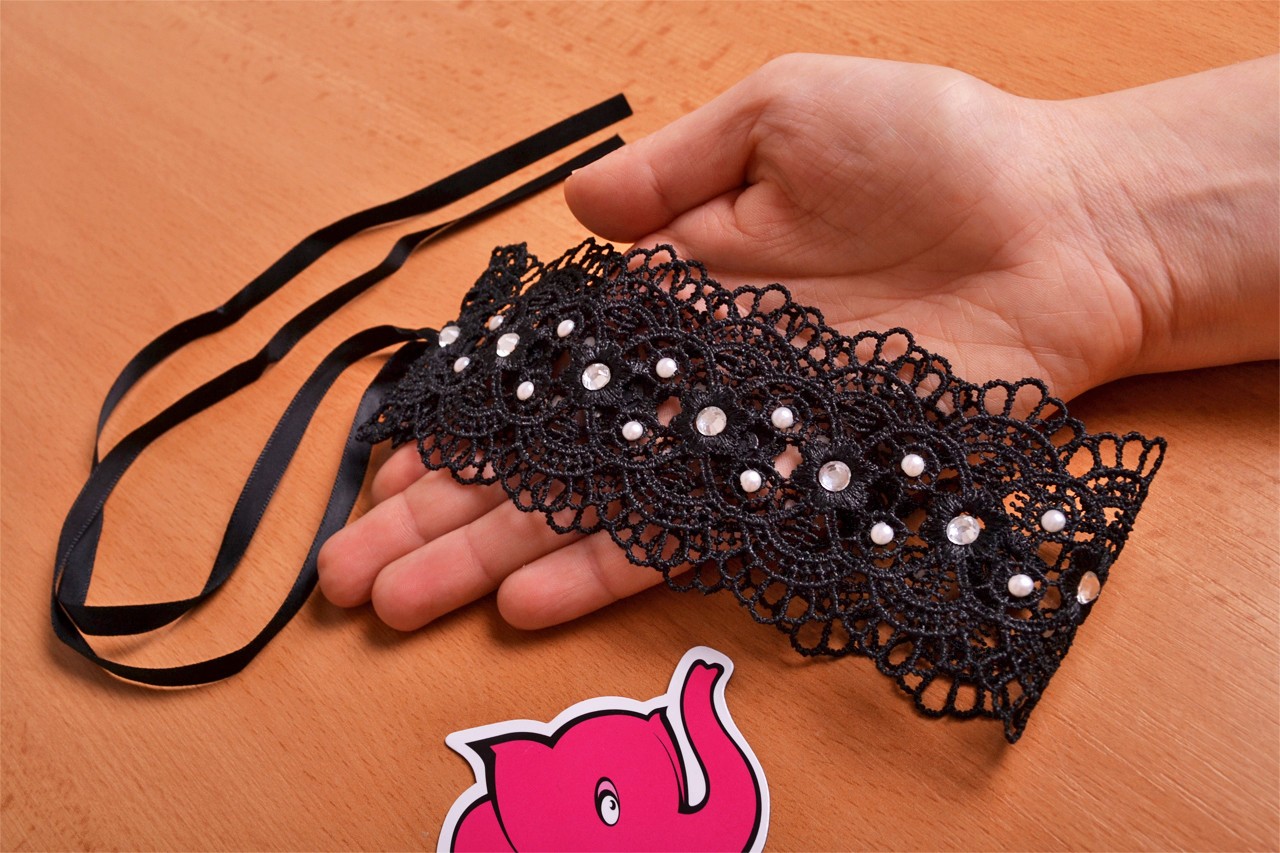 Choker s kamienkami Succubus - fotenie v ruke