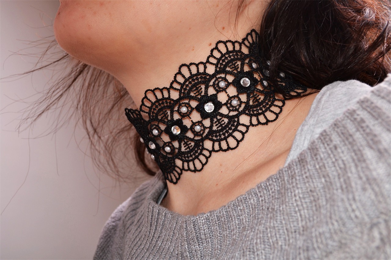 Choker s kamienkami Succubus - na krku