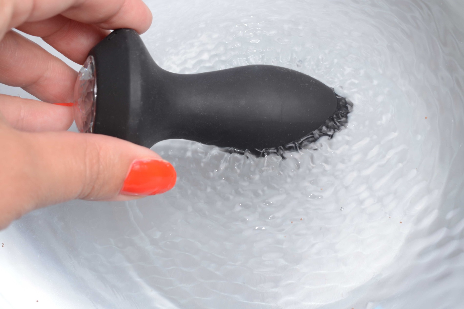 Vibračný análny kolík Diamond Vibe, vibrácie vo vode