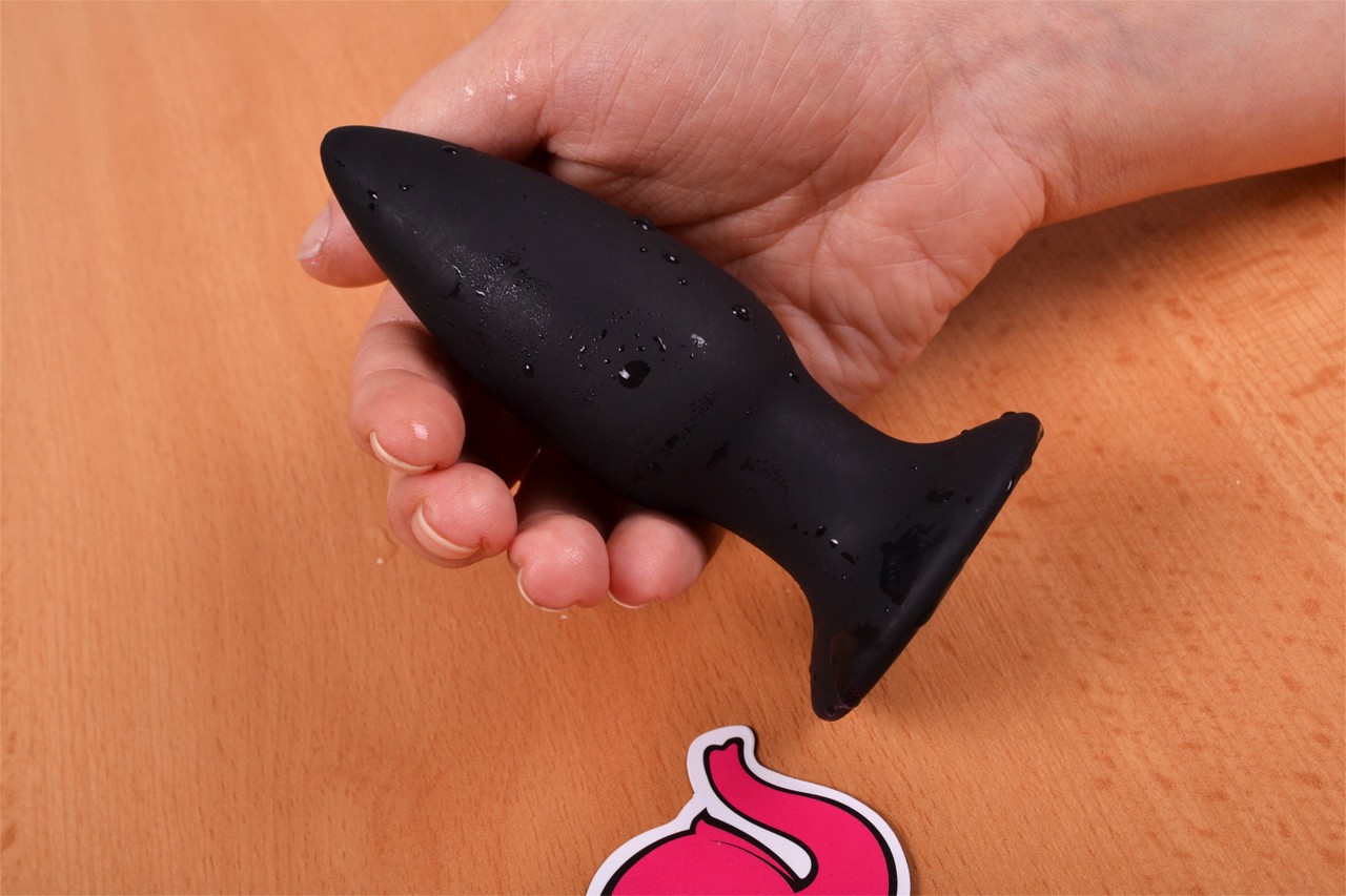 Vibračný análny kolík Smooth Fantasy, na stole