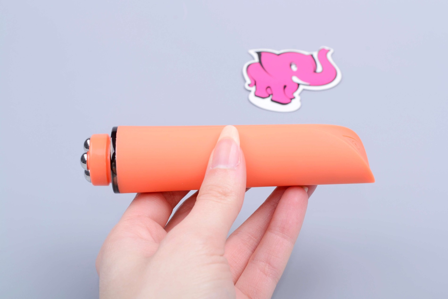 Vibrátor Funny Orange Next Gen v ruke