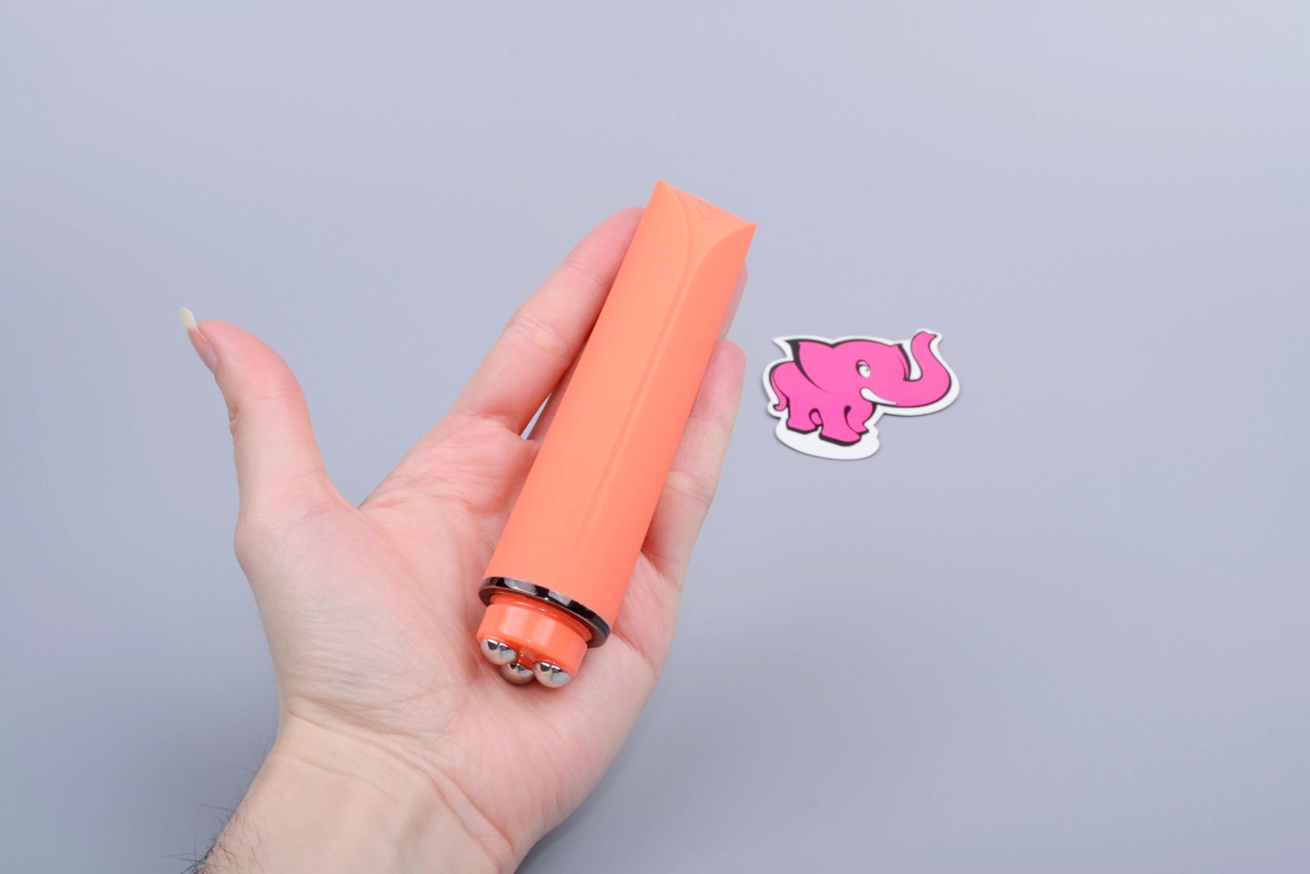 Vibrátor Funny Orange Next Gen v ruke