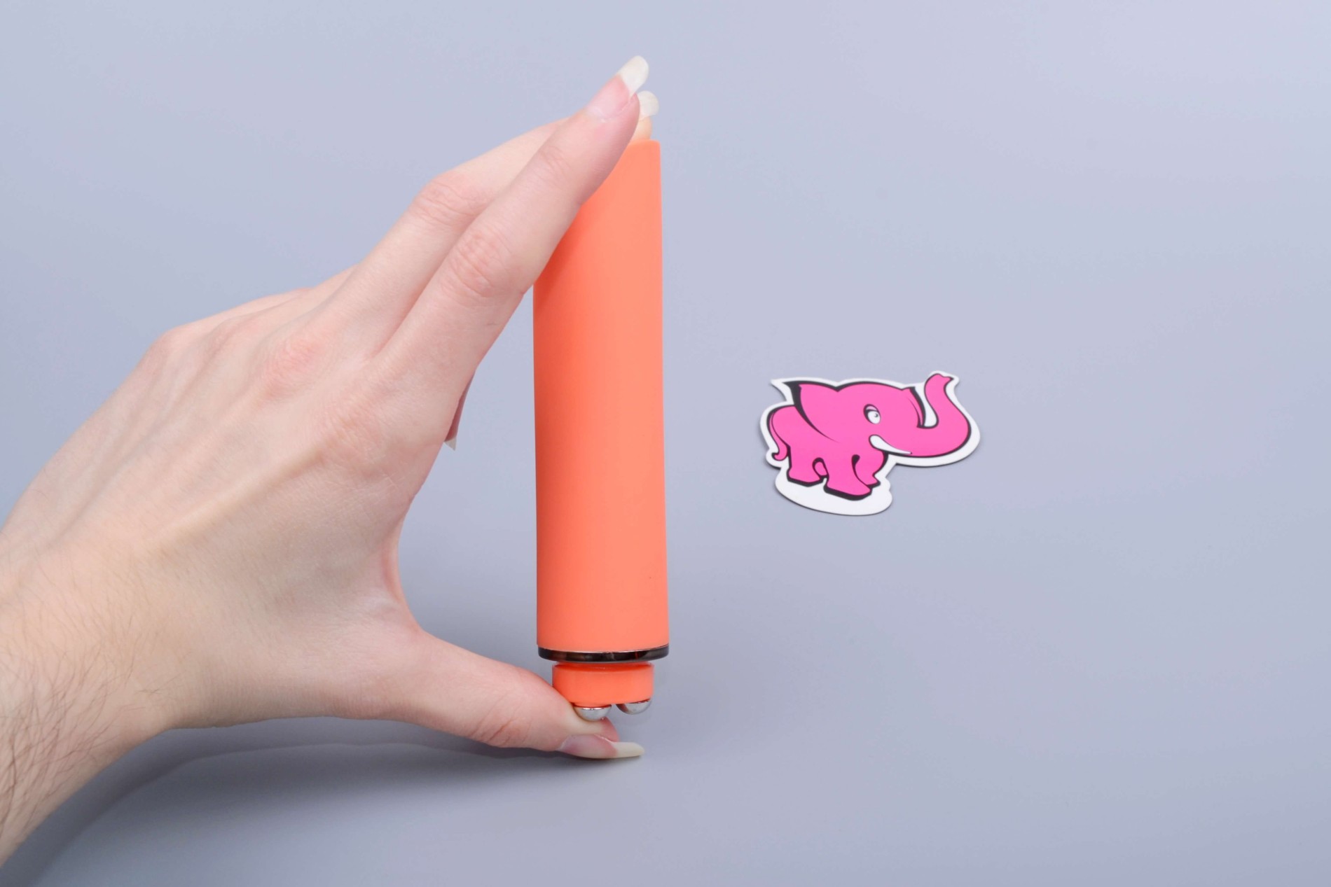 Vibrátor Funny Orange Next Gen v ruke