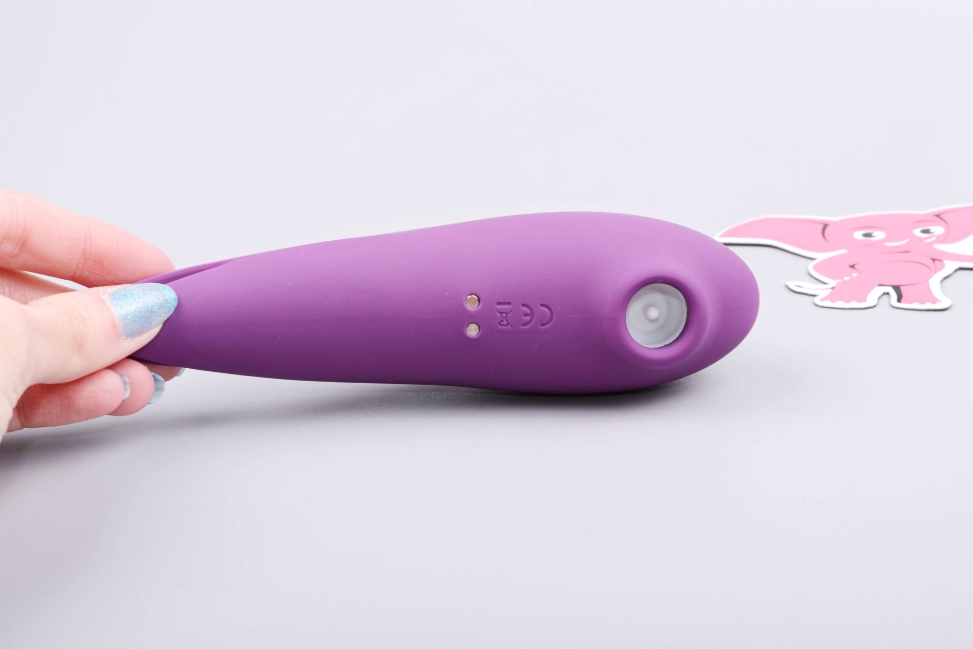 Tlakový vibrátor Birdie Boo, v ruke