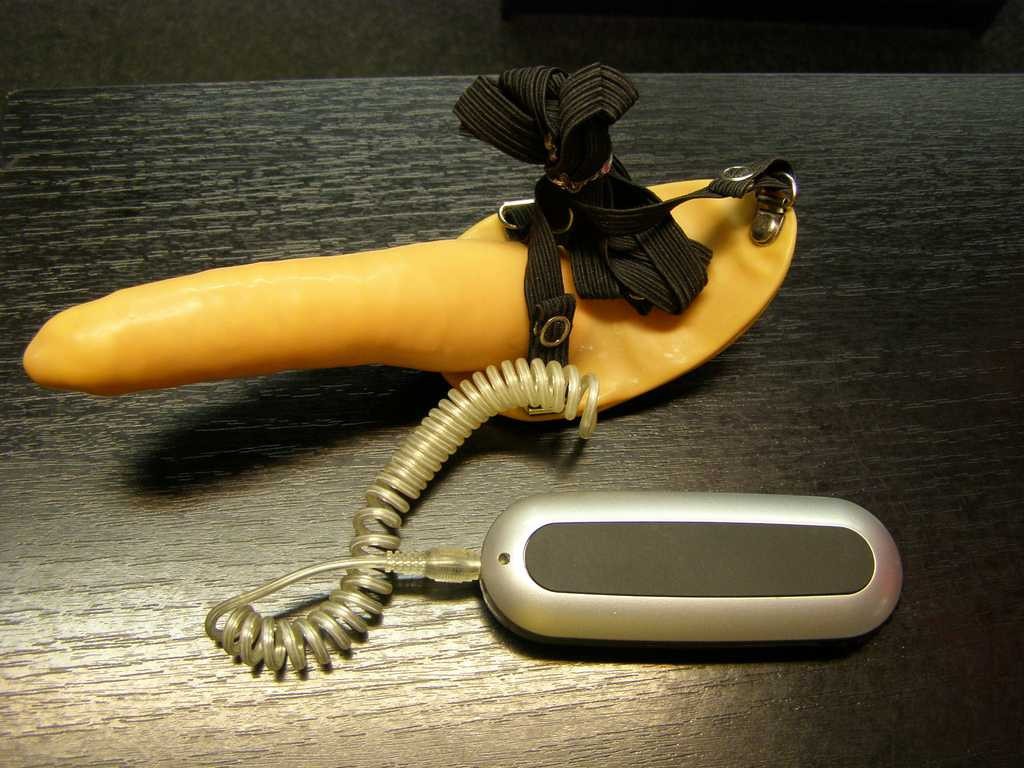 Pripínací penis pre ženy s vibrácií 13 cm