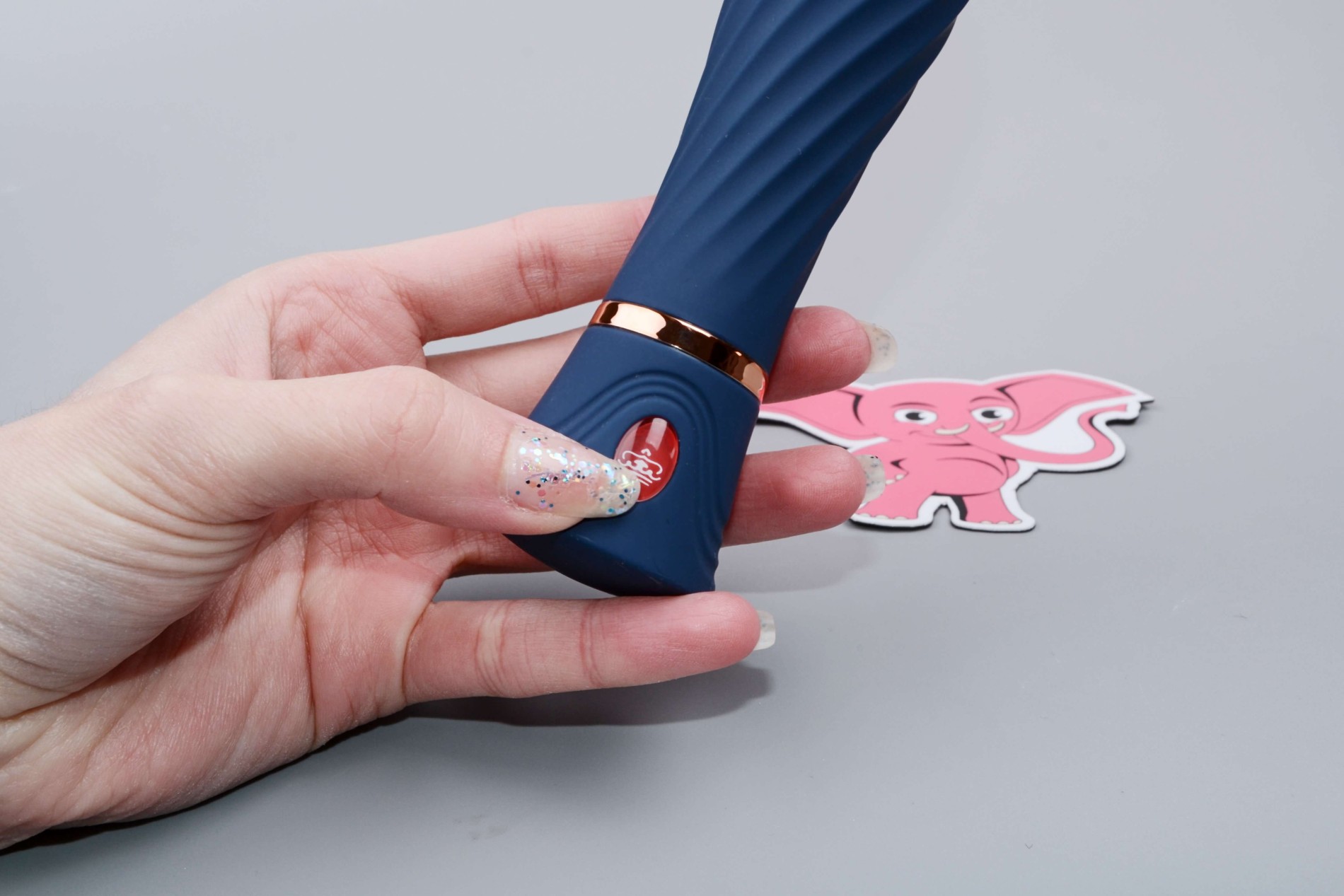 Vibrátor z dvojitého silikónu Blue Velvet, ovládanie