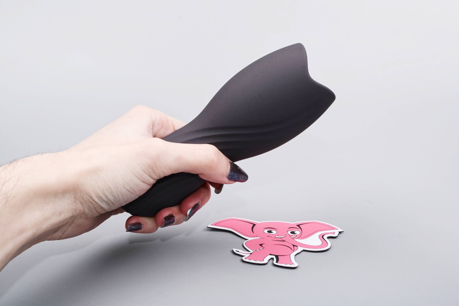 Vibračný masturbátor Squeeze-peasy (14 cm), v ruke