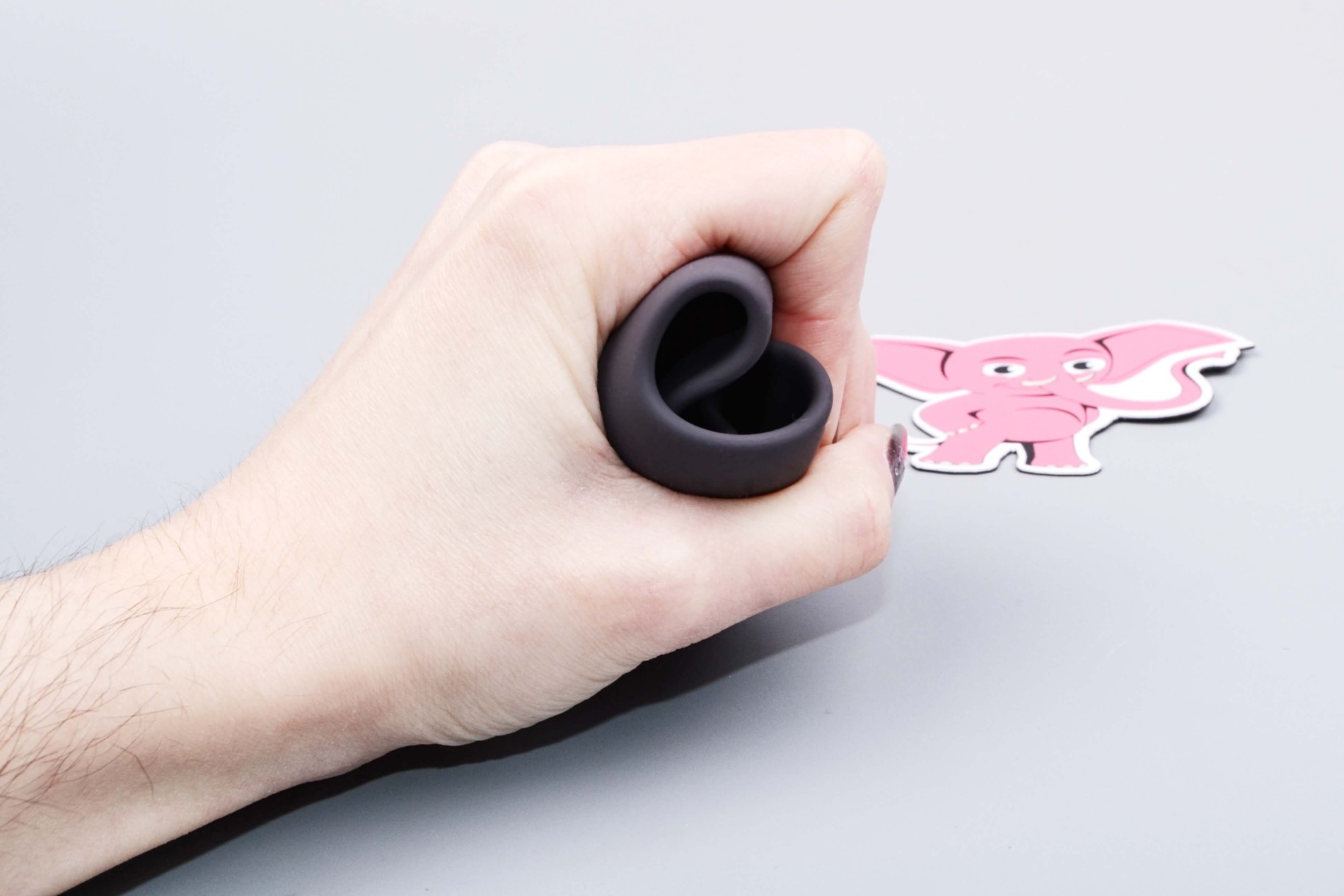 Vibračný masturbátor Squeeze-peasy (14 cm), v ruke