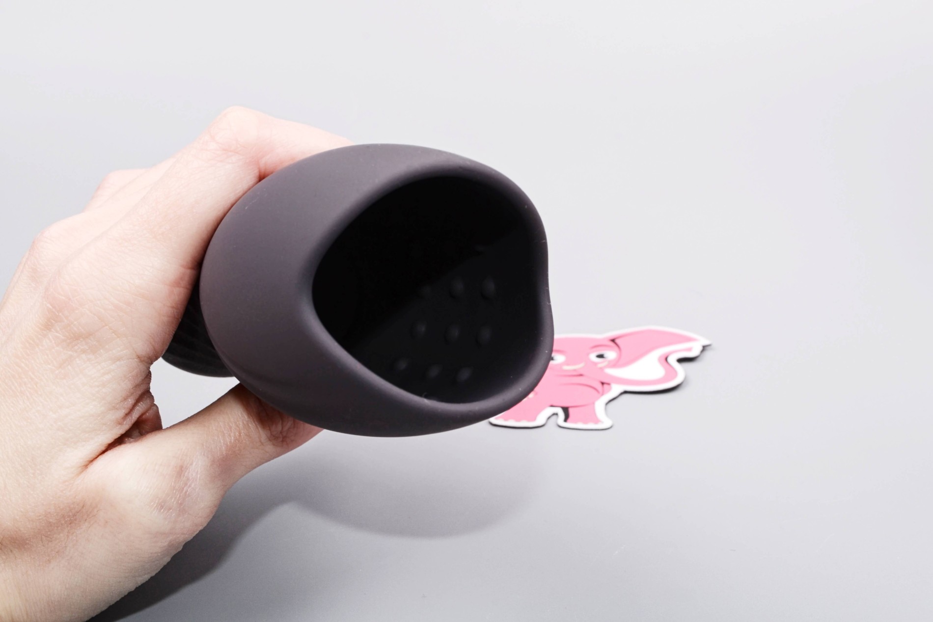 Vibračný masturbátor Squeeze-peasy (14 cm), v ruke