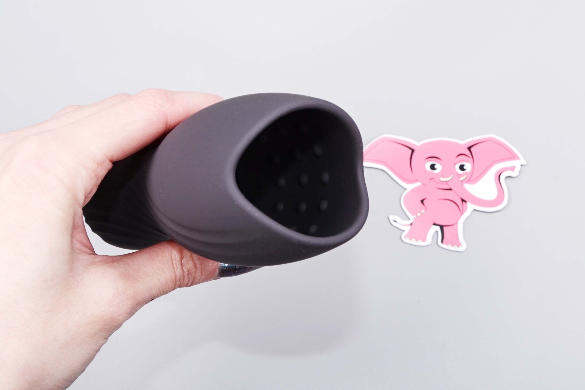 Vibračný masturbátor Squeeze-peasy (14 cm), v ruke