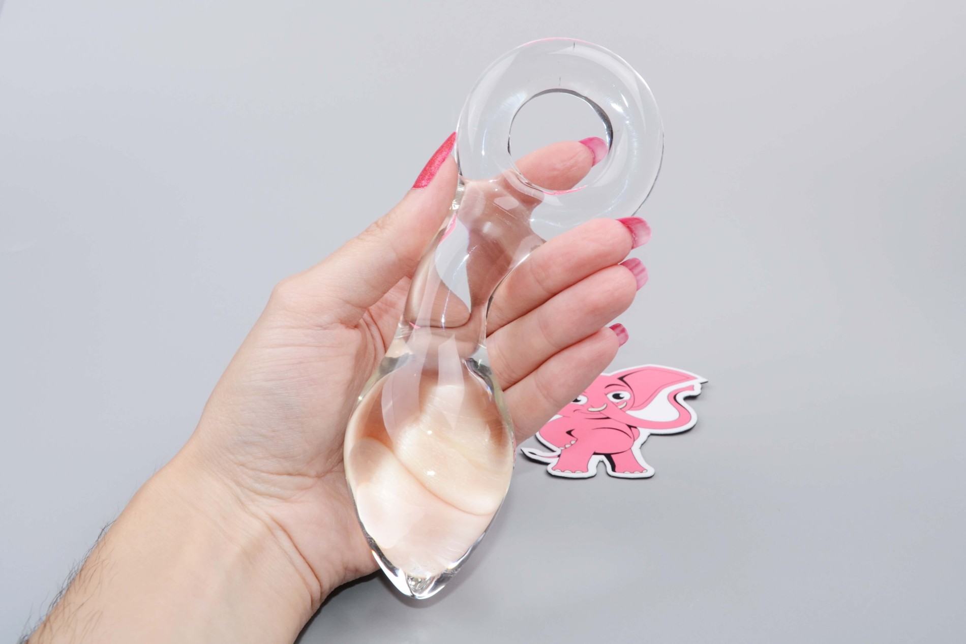 Sklenený análny kolík Glass Ring, v ruke