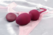 Vibračné venušine guľôčky Juicy Plum s diaľkovým ovládaním