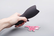 Vibračný masturbátor Squeeze-peasy (14 cm), v ruke