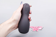 Vibračný masturbátor Squeeze-peasy (14 cm), v ruke