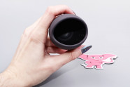Vibračný masturbátor Squeeze-peasy (14 cm), v ruke
