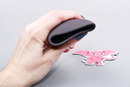 Vibračný masturbátor Squeeze-peasy (14 cm), v ruke