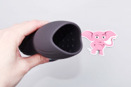 Vibračný masturbátor Squeeze-peasy (14 cm), v ruke