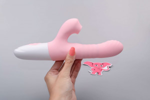 Adore Motio II. tlakový prirážajúci vibrátor, v ruke