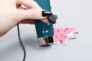 Masážny vibrátor AkuWand Next Gen (30 cm), nabíjanie