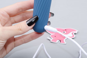 Mini masážny vibrátor zo silikónu Tiny Wand III (12 cm), nabíjanie