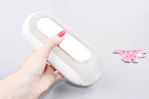 Tenga Flip Hole Zero EV vibračný masturbátor, v ruke