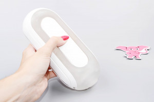 Tenga Flip Hole Zero EV vibračný masturbátor, v ruke