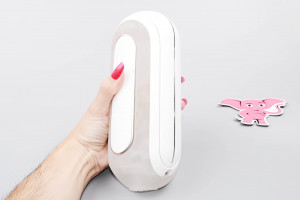 Tenga Flip Hole Zero EV vibračný masturbátor, v ruke